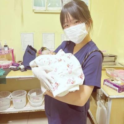 タンザニアの病院で新生児を抱く高校生医療ボランティア清瀬心結さん